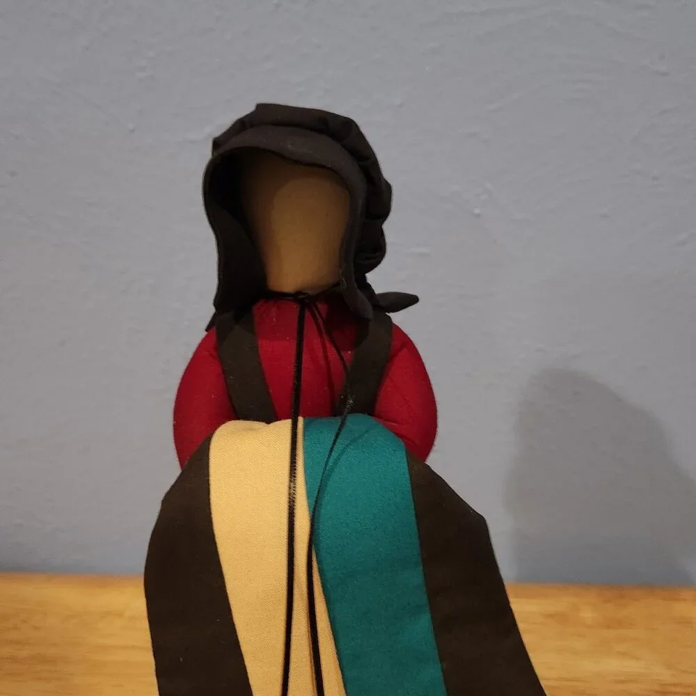 Bear Creek Emporium Bearfoot Faceless Wood/Cloth Sand Filled Country Lady Quilt - Picture 9 of 10